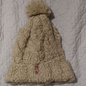 Roxy pom pom beanie